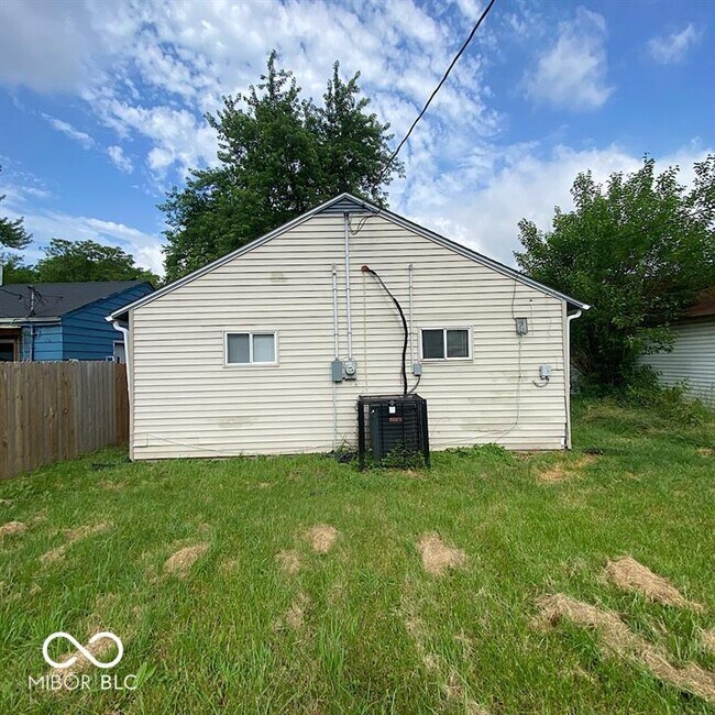 Building Photo - 2933 N Gladstone Ave