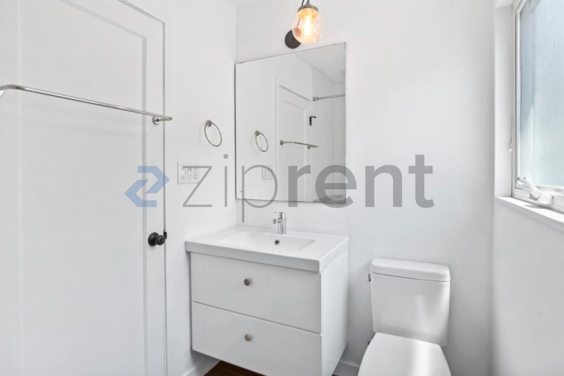 Building Photo - Unit 905