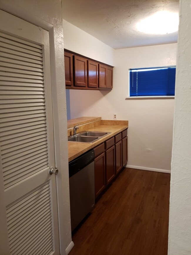 Building Photo - 2 Bedroom 2.5 Bath Townhouse with covered parking