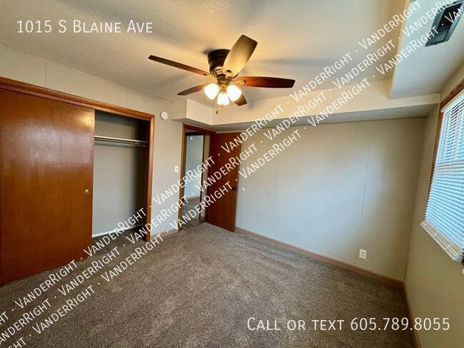 Building Photo - 1015 S Blaine Ave