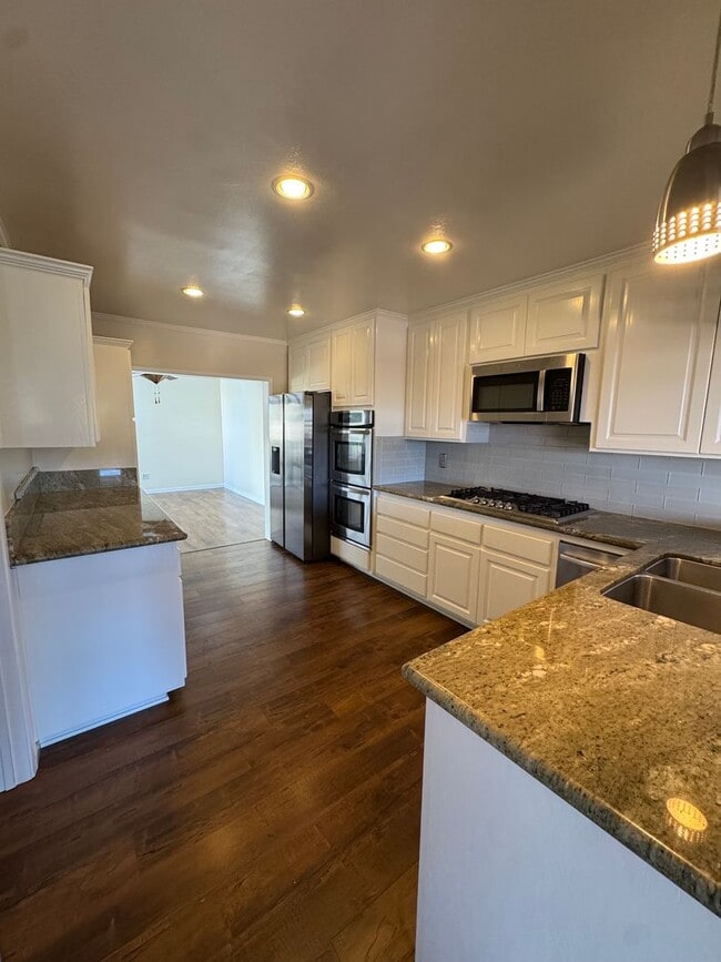 Building Photo - Scenic Cul-de-Sac Living with Stunning Mountain Views