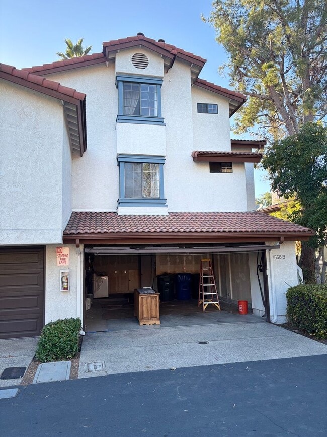 Building Photo - Spacious 3 bedrooms 3 full baths home in C...