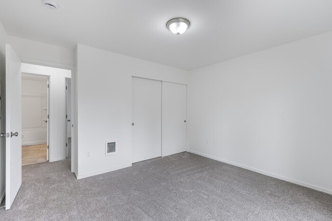 Building Photo - TWO BEDROOM ONE BATH APARTMENT IN LONGVIEW