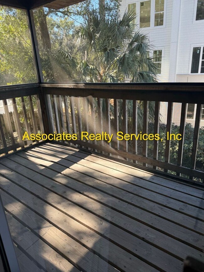 Building Photo - 2 Bed/2.5 bath End Unit Town home!  LOOK !!! FULLY FENCED BACKYARD!!!