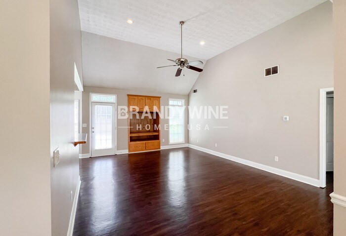 Building Photo - 155 Jennifer Ln