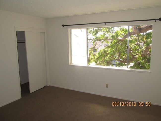 Building Photo - 2 Bedroom/1.5 Bath Condo