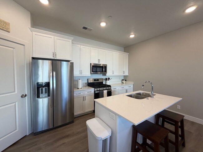 Building Photo - 5801 S Garnet Dr
