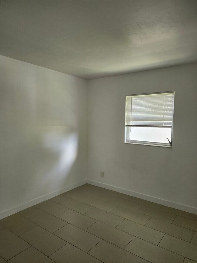 Building Photo - CUTE AS A BUTTON DUPLEX FOR ANNUAL RENT!  ...