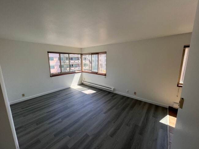 Building Photo - BEAUTIFUL NEWLY UPDATED 1 bed / 1 bath at ...