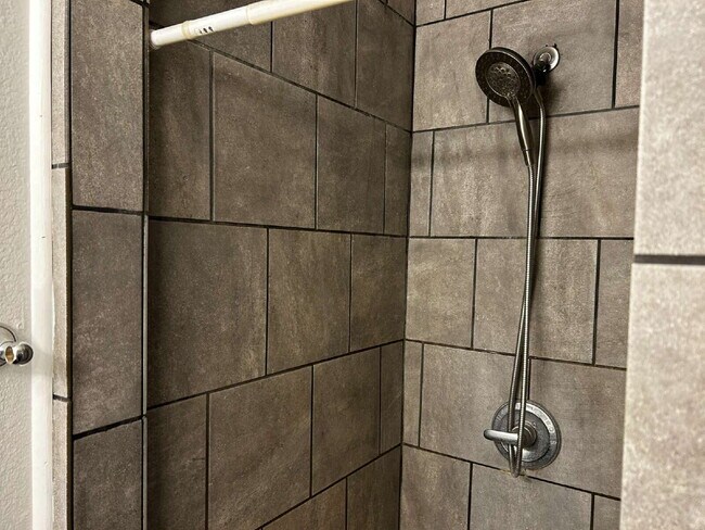 Building Photo - Studio with tiled shower close to downtown, campus, and SEL - Available August 5th