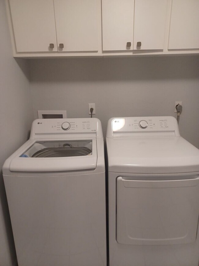 Building Photo - 4416 SW 24th Ave