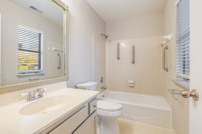 Building Photo - Fully Renovated 2-Bed Condo in Lake Wylie Woods – Prime Location with Community Amenities! $1,850...
