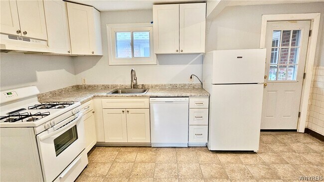 Building Photo - 657 Englewood Ave