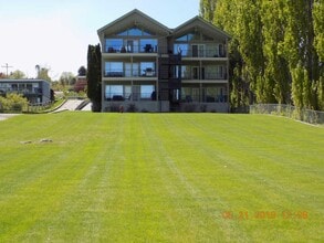 Building Photo - Fully Furnished Condo on Lake - This can be unfurnished