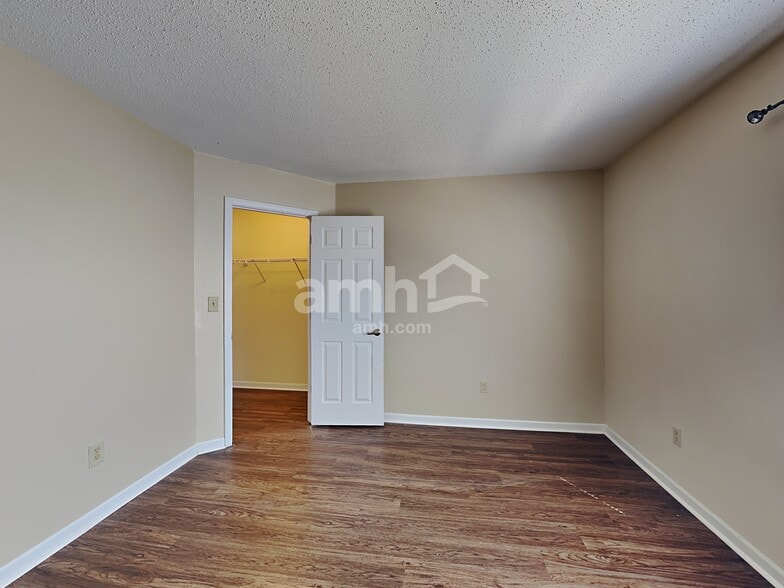 Building Photo - 143 E Pine Ridge Dr