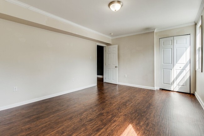 Building Photo - Available NOW - Spacious 6 Bedroom, 2 FULL Bath Home Located in South Side Slopes!