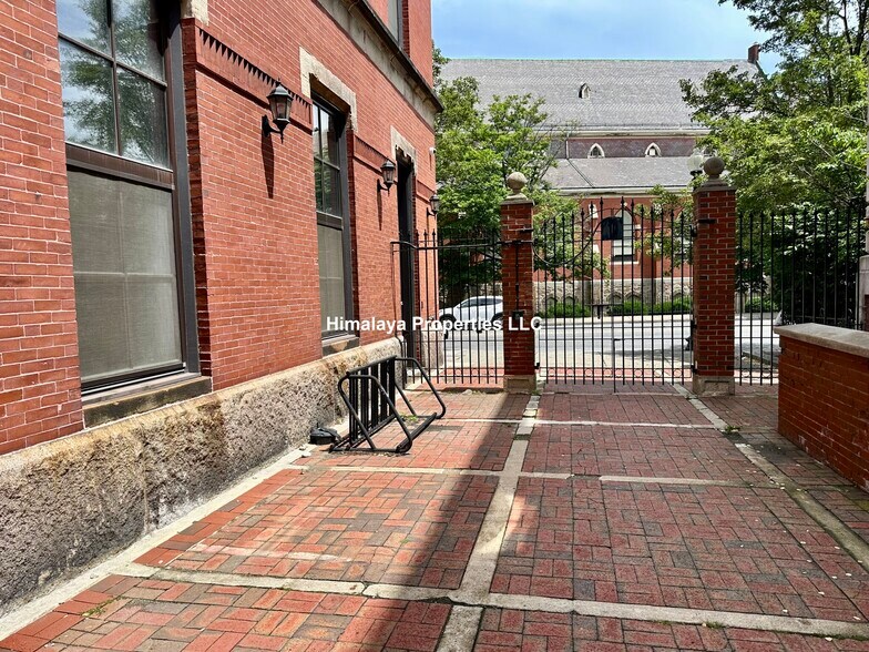 Building Photo - 407 Dudley St
