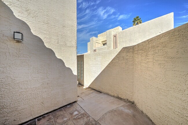 Building Photo - 755 E Lola Dr