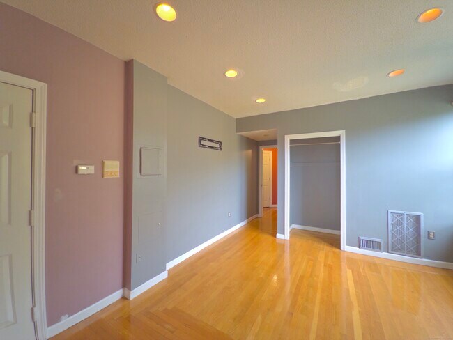 Building Photo - 421 Wethersfield Ave