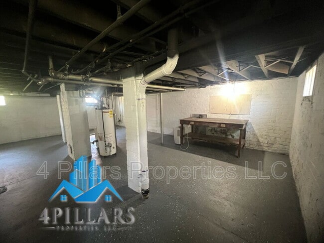 Building Photo - 106 Belden St