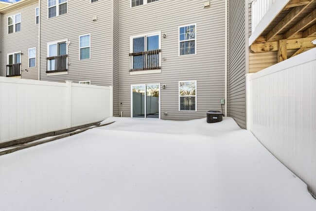 Building Photo - 712 White Walnut Ln