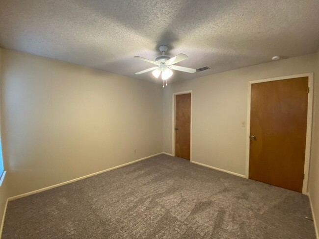 Building Photo - 2/2 Apartment on The Hill! Minutes from La...