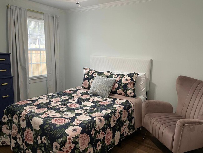 Building Photo - Furnished Executive Rental Downtown