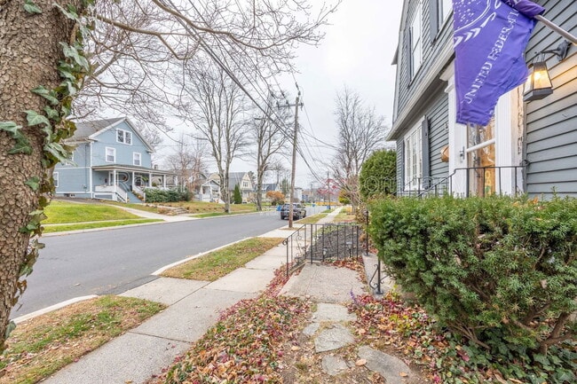 Building Photo - 139 Grove St