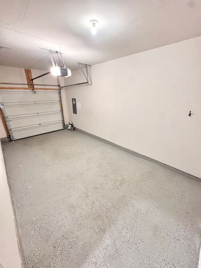 Building Photo - NEWER THREE BEDROOM TOWNHOME
