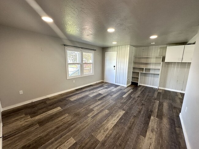 Building Photo - 1st Month Rent Free!  Charming & Modern 2-...