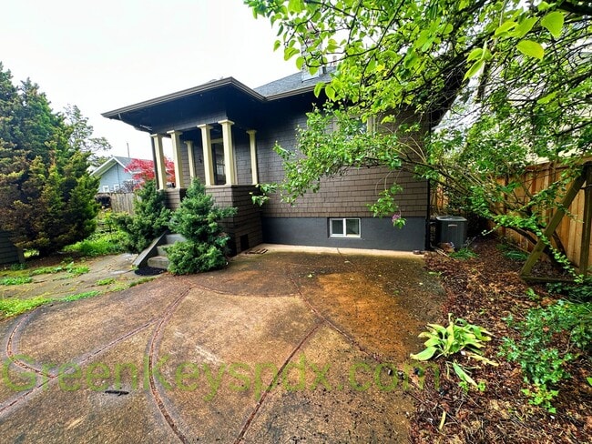 Building Photo - 3-bedroom, 2.5-bathroom Craftsman house in...