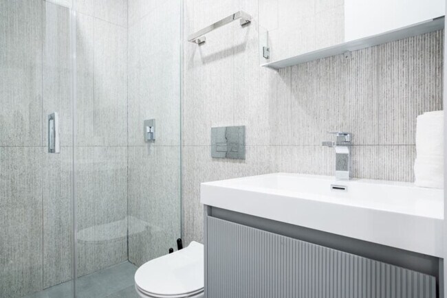 Building Photo - 402 E 11th St