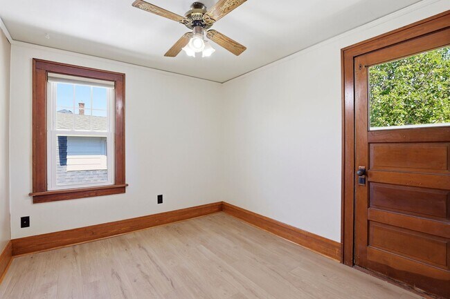 Building Photo - 3 Bedroom Fond Du Lac House