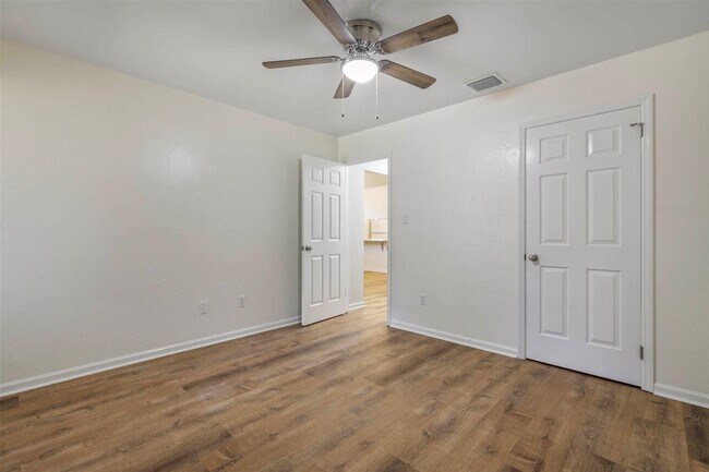 Building Photo - 2556 Panther Creek Rd
