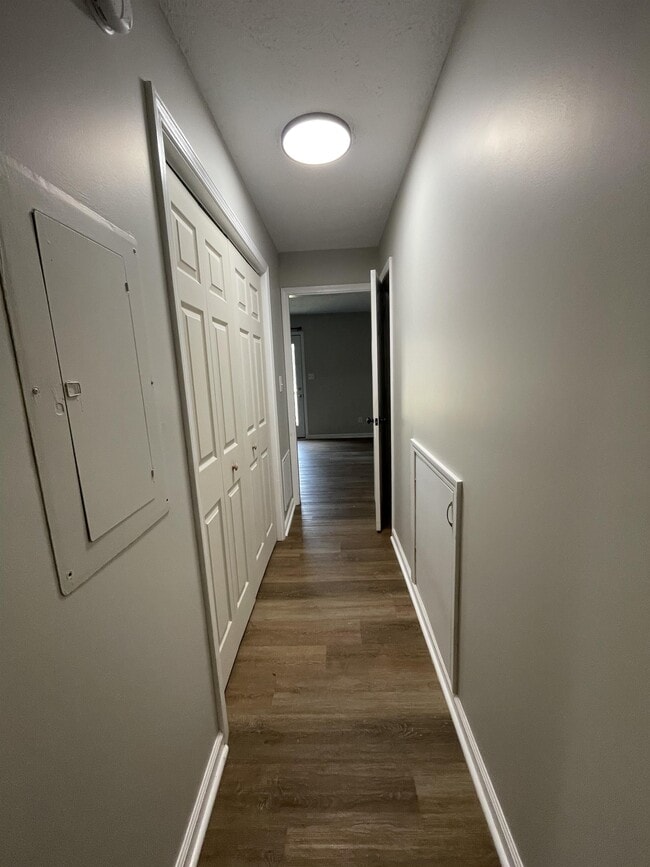 Building Photo - 153 N Vail Dr