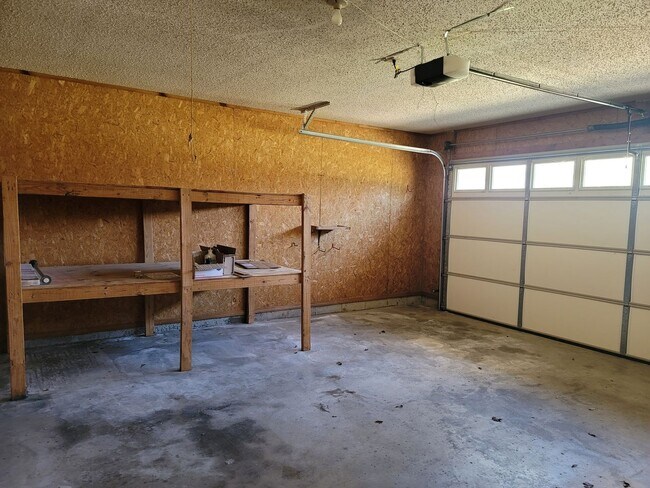 Building Photo - Newly Remodeled 3 Bedroom/2 Bath Home In V...