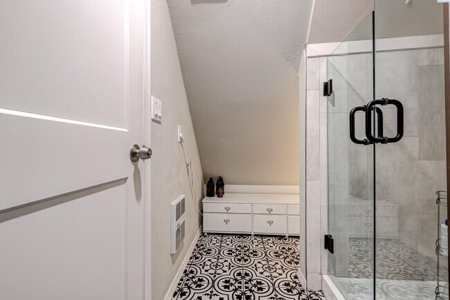 Building Photo - Large Shop w/Oversized Roll Up Doors and P...