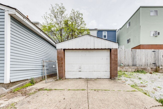 Building Photo - 236 Plymouth St