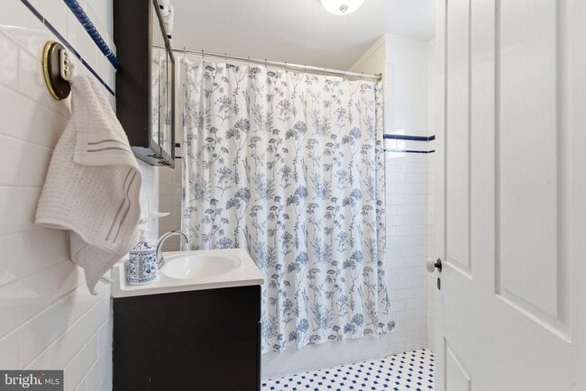 Building Photo - 405 Leverington Ave