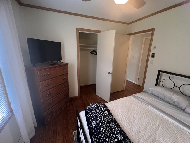 Building Photo - Charming 3 bedroom, 1 1/2 bathroom home in...