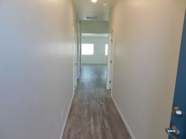 Building Photo - WALKING DISTANCE TO COMMUNITY