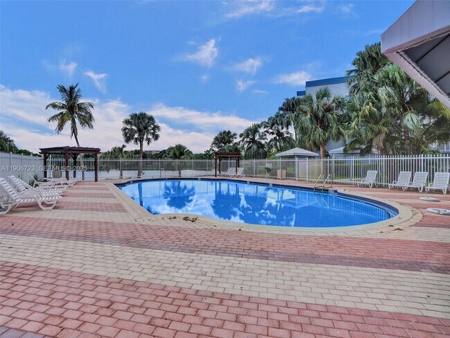 Building Photo - 9375 Fontainebleau Blvd