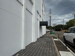 Building Photo - 400 W Texas Ave