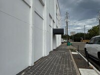 Building Photo - 400 W Texas Ave
