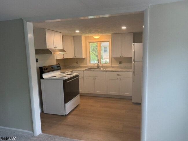 Building Photo - 6 Beechwood Trail