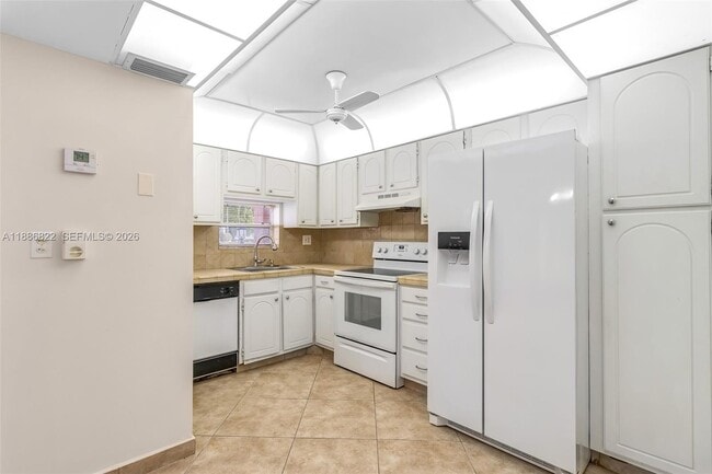 Building Photo - 9820 S Hollybrook Lake Dr