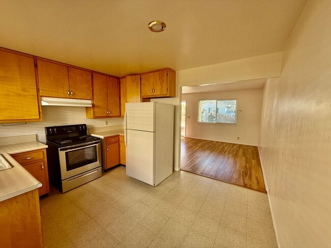 Building Photo - 287 E Elm St