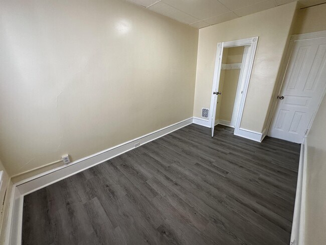 Building Photo - 739 Lincoln St