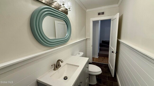 Building Photo - 173 Bay St