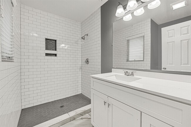 Building Photo - 1853 Huge Oaks St